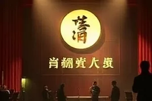 雪国车站修复版封面：暴雪中的站台与信号灯